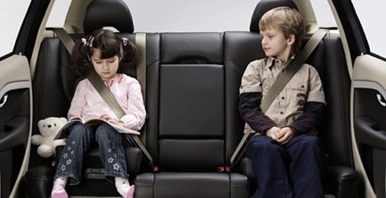 Menores con sistemas de retención infantil en un vehículo