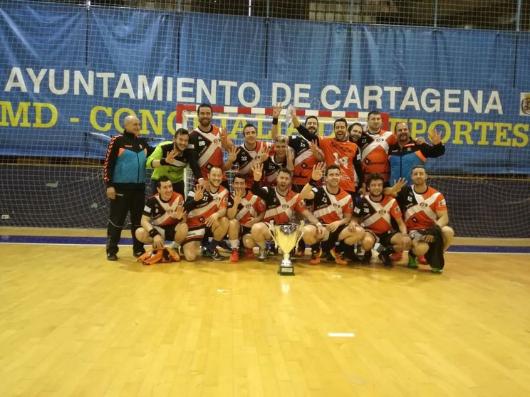 La plantilla del Club Amigos Balonmano Cartagena celebra su campeonato de liga. // Foto: R. S.