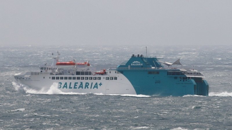Imagen de archivo de un buque de Balearia en la línea Algeciras - Ceuta