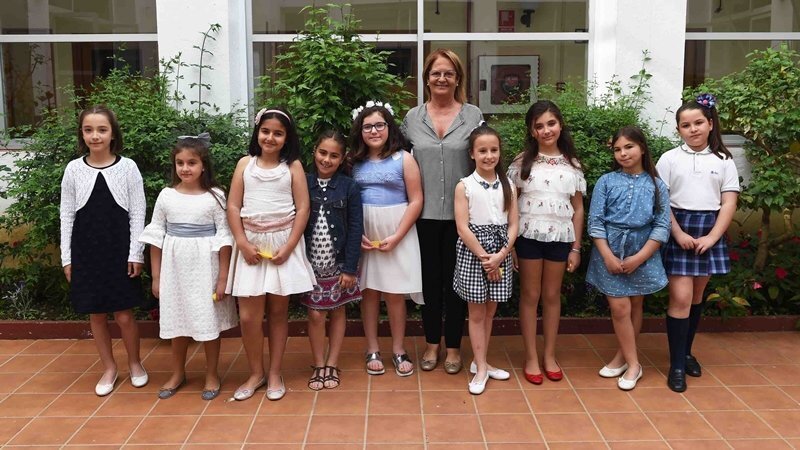 Juana Cid, con las integrantes de la corte infantil de la Feria Real 2016, y con la nueva reina