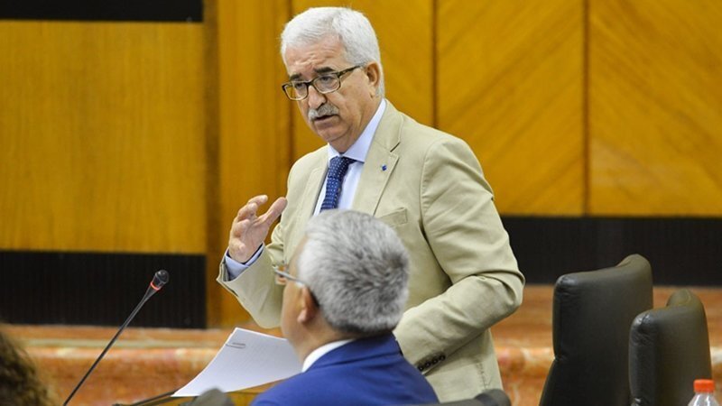 Manuel Jiménez Barrios, vicepresidente de la Junta, durante la sesión de control al Gobierno en el Parlamento
