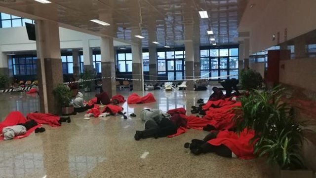 Inmigrantes durmiendo en el suelo de la Estación Marítima. Foto ABC