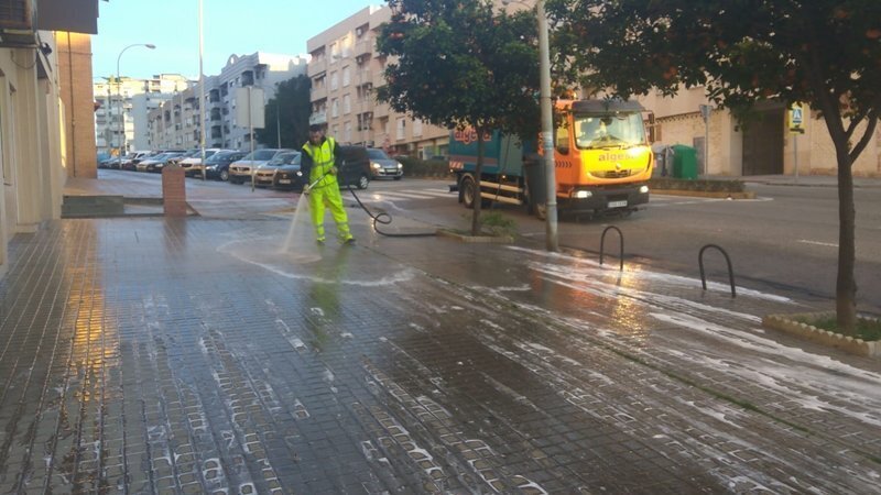 Limpieza a fondo en varias calles de San José Artesano