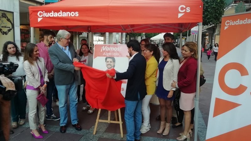 Pelayo y miembros de la candidatura descubren el cartel electoral de Ciudadanos