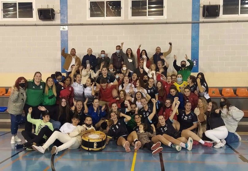 El senior femenino del Balonmano Ciudad de Algeciras, celebrando su victoria. CBCA