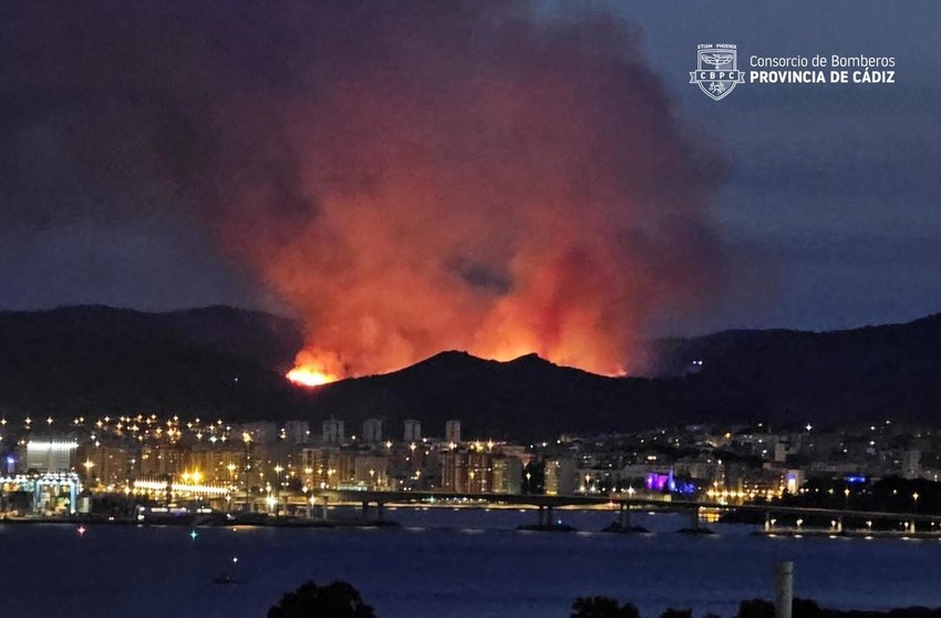 El incendio, visto desde la bahía