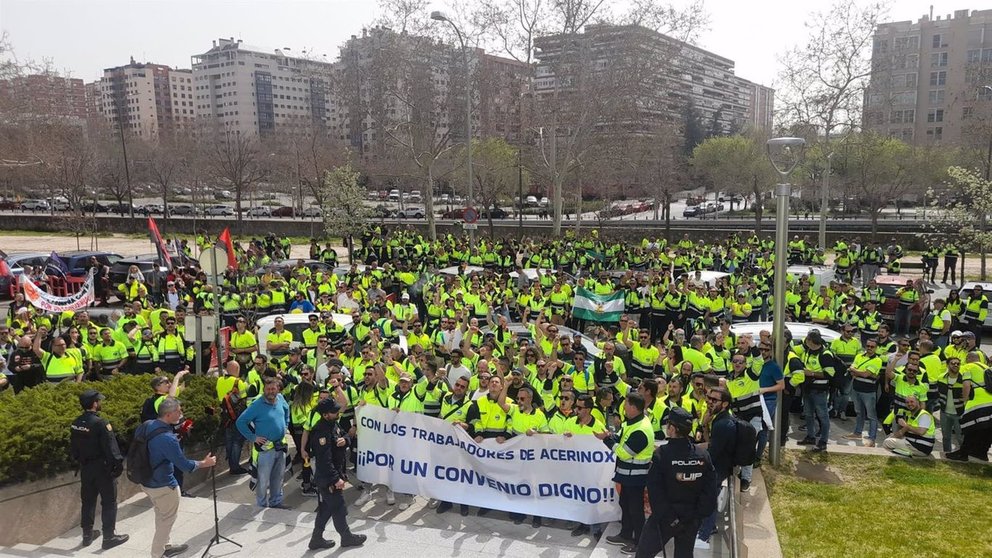 Trabajadores de Acerinox concentrados ante la sede de la empresa en Madrid