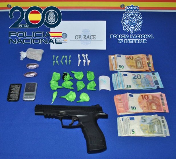Dinero, drogas y armas incautadas al desmantelar dos puntos de venta de droga en Algeciras - POLICÍA NACIONAL