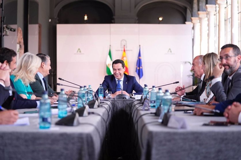 Juanma Moreno reunido con los alcaldes del Campo de Gibraltar