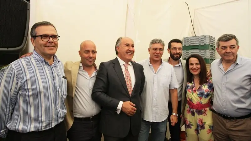 Alcaldes de la comarca, Mancomunidad y medios, en la copa ofrecida en la Caseta Municipal