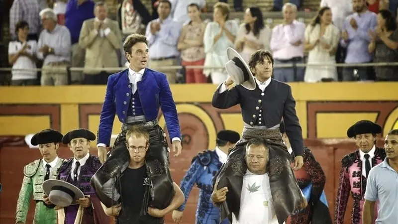 Cartagena y Ventura, a hombros tras la corrida de rejones
