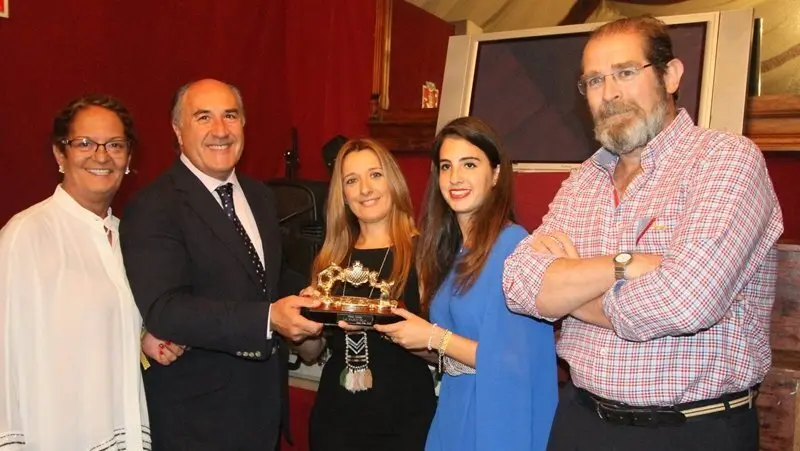 El alcalde entrega un premio en La Parihuela