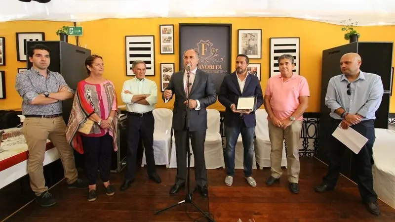 Ruiz Miguel recibe un reconocimiento en la caseta La Favorita