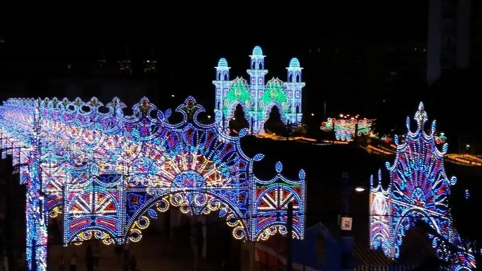 Un detalle del brillante alumbrado de esta Feria Real