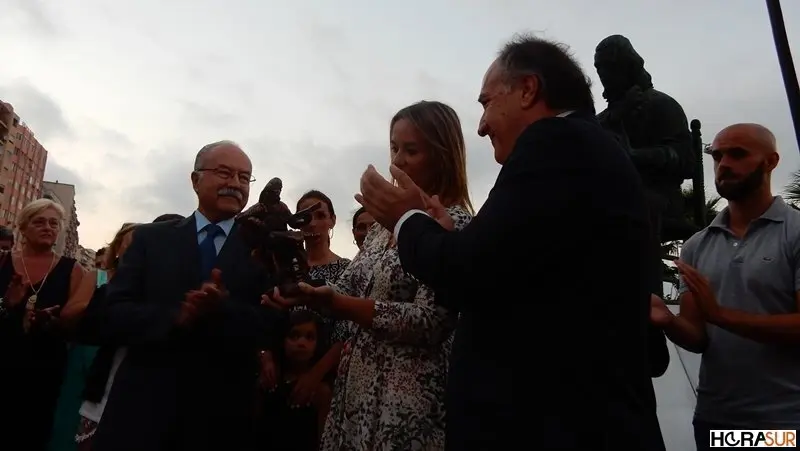 La hija de Paco de Lucia recibe una r&eacute;plica de la estatua de su padre
