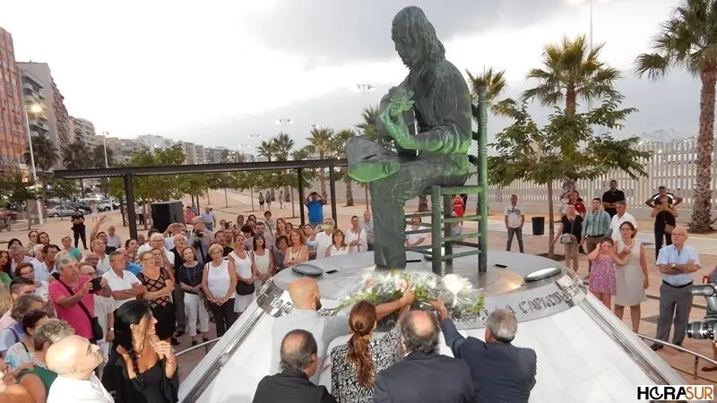 Autoridades y familiares han realizado una ofrenda floral