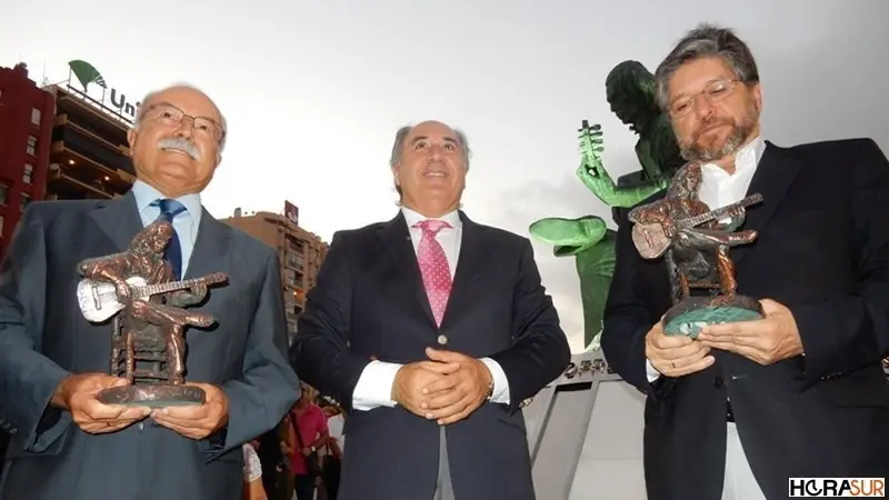 El alcalde ha regalado a los responsables de la APBA, dos r&eacute;plicas de la estatua de Paco de Lucia