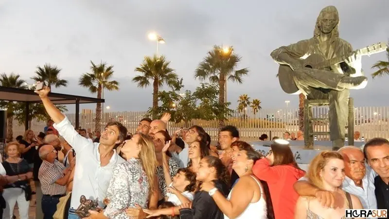 Simp&aacute;tico selfie de la familia de Paco de Luc&iacute;a con su estatua de testigo
