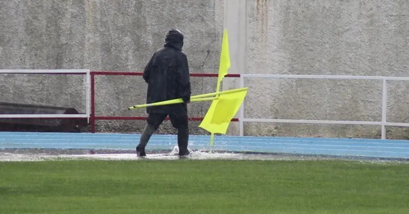 Un hombre camina bajo la lluvia