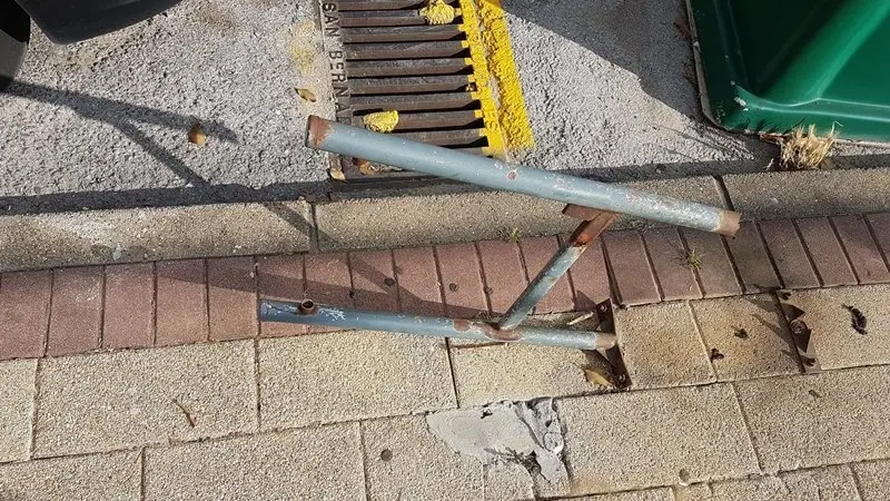 Mobiliario urbano y farolas en peligroso estado, en la avenida de Europa, junto al colegio Blanca de los Rios