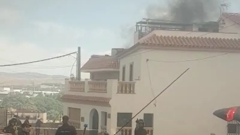 Momento en el que una vivienda es afectada por el fuego. Foto de Andr&eacute;s S&aacute;nchez