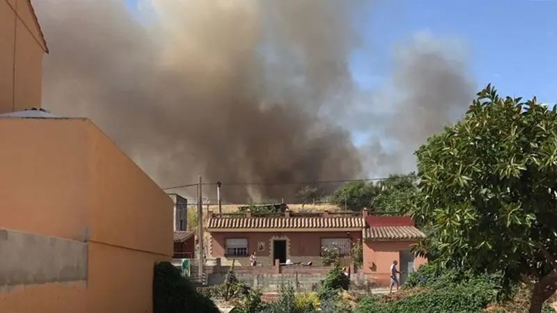 El fuego cerca de las viviendas. Foto de Jos&eacute; Mar&iacute;a Ramos