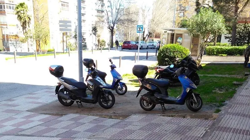 El incivismo de los ciudadanos llega al punto de aparcar las motocicletas en zonas verdes con total impunidad
