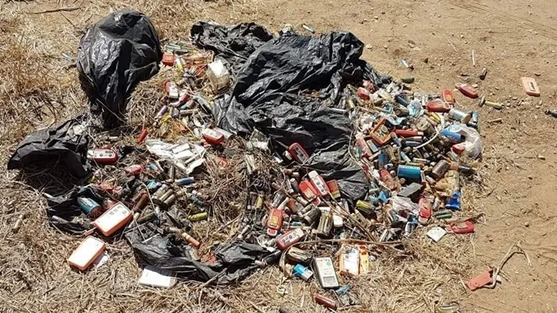 Denuncian un vertedero ilegal de pilas y material electr&oacute;nico junto al colegio Los Pinos