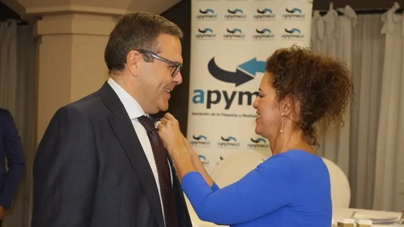 Carlos Fenoy recibe la insignia de Apymeal