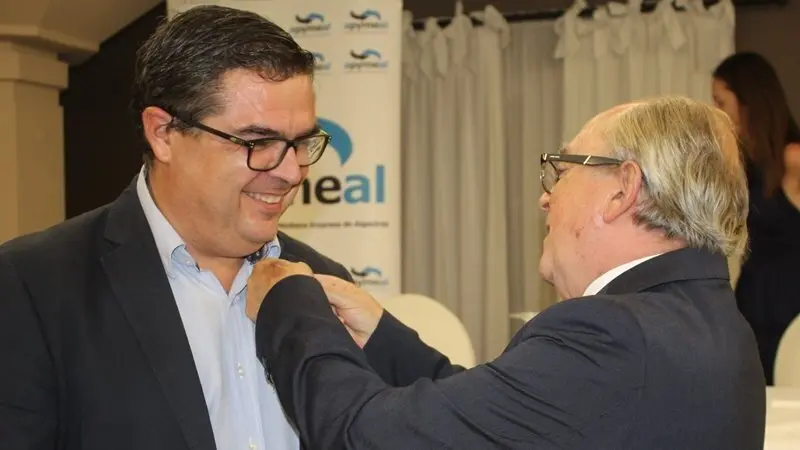 Fernando Villatoro recibiendo la insignia de la entidad