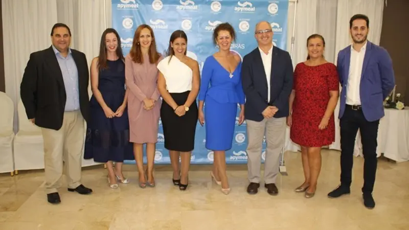 La directiva de Apymeal junto a los representantes socialistas que ha acudido al acto