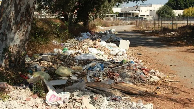 Escombreras encima del cauce del antiguo R&iacute;o de la Miel a espalda de la Renfe y la estaci&oacute;n de Autobuses