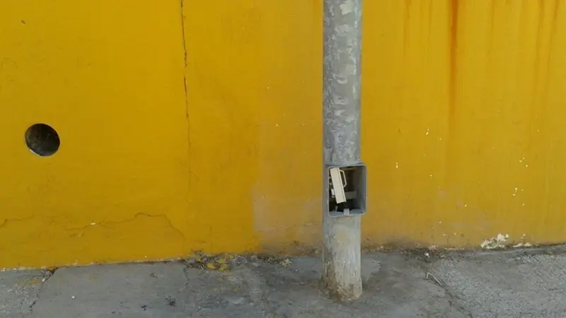 ASSP denuncia el estado de las farolas situadas en las inmediaciones del colegio Arcos del Cobre