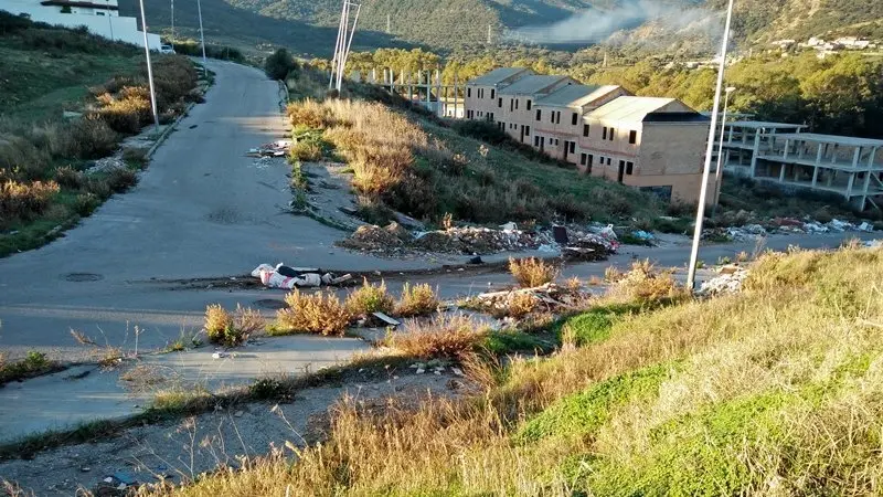 Los vecinos denuncian al abandono de la calle Emilia Danero no recepcionada, y que acumula basuras y un vertido que desprende un fuerte olor