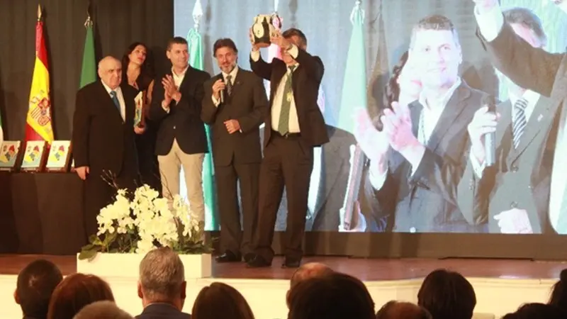 III Premios Comarcales, Fern&aacute;ndez muestra una cer&aacute;mica regalo del alcalde de Villafeliche, pueblo natal de Jose Luis Yag&uuml;e