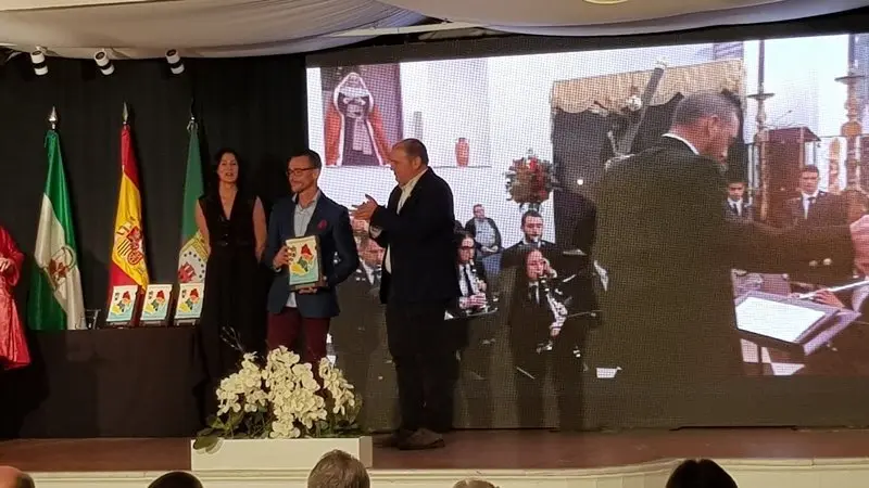 III Premios Comarcales, Jos&eacute; Antonio Ruiz recibe en nombre de la Asociaci&oacute;n Cultutal Banda de M&uacute;sica de Los Barrios, el Premio a la labor cultural