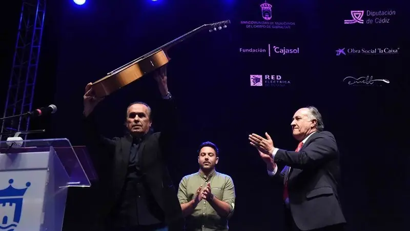 Pepe de Lucia y Jos&eacute; Ignacio Landaluce alzan la guitarra al cielo