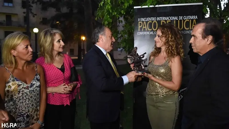 El alcalde entrega a Pastora Soler la estatuilla de Paco de Luc&iacute;a