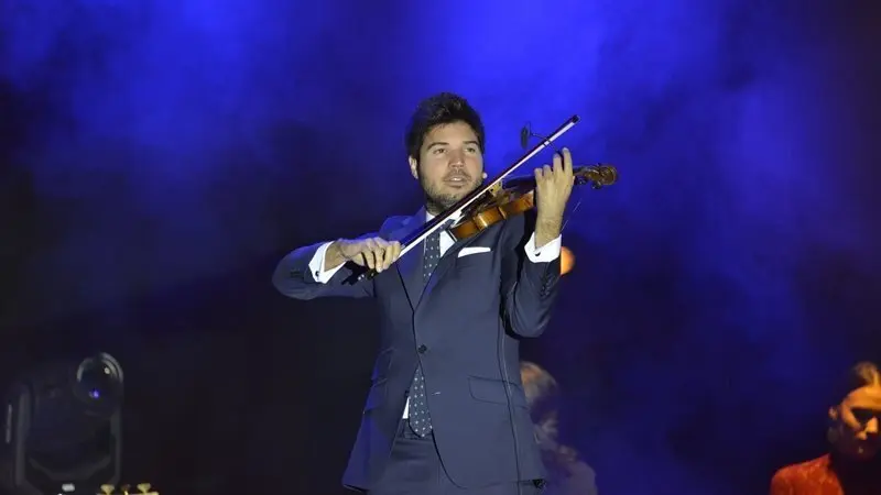 Paco Montalvo y su viol&iacute;n, en el escenario del Parque  (1)