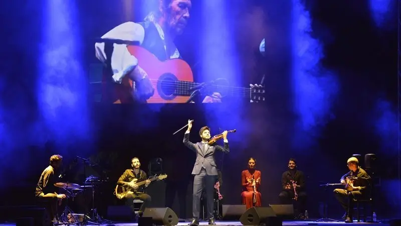 Paco Montalvo y su viol&iacute;n, en el escenario del Parque  (2)