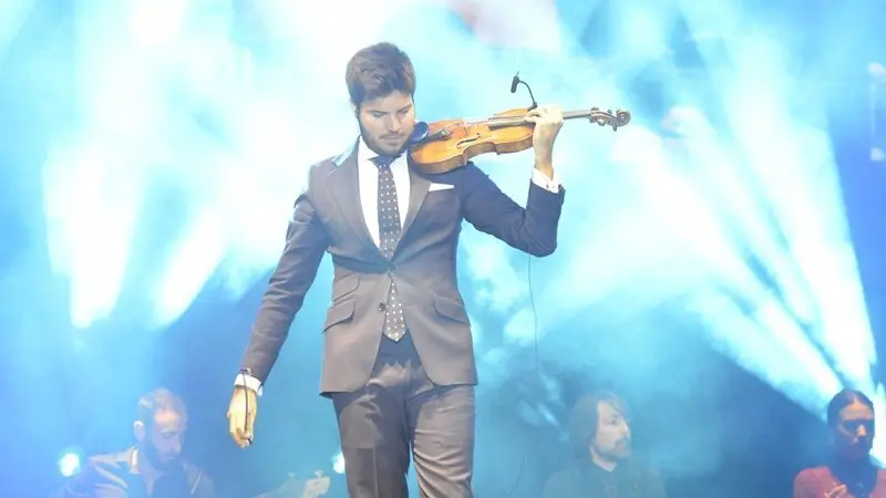 Paco Montalvo y su viol&iacute;n, en el escenario del Parque  (3)