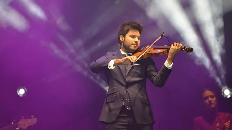 Paco Montalvo y su viol&iacute;n, en el escenario del Parque  (4)