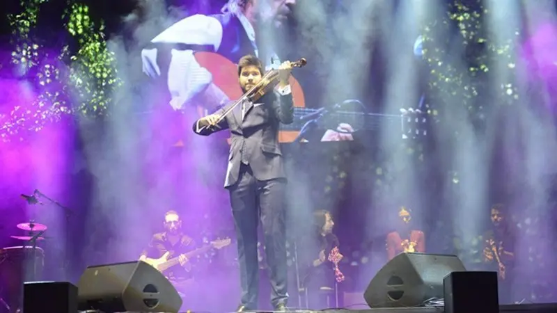 Paco Montalvo y su viol&iacute;n, en el escenario del Parque  (5)