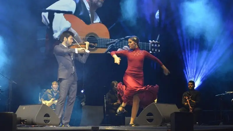 Paco Montalvo y su viol&iacute;n, en el escenario del Parque  (6)