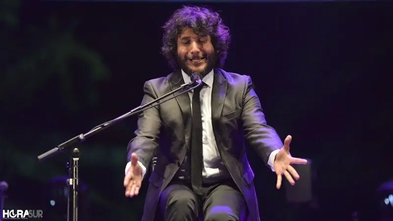 Antonio Reyes en el escenario del Parque en el V Encuentro de Guitarra 'Paco de Luc&iacute;a'