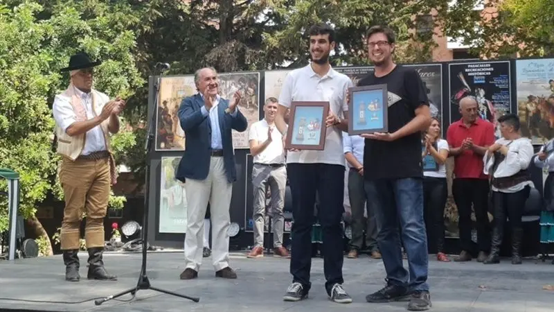Imagen de la entrega de recuerdos a los fot&oacute;grafos Fran Montes y Dani Gil
