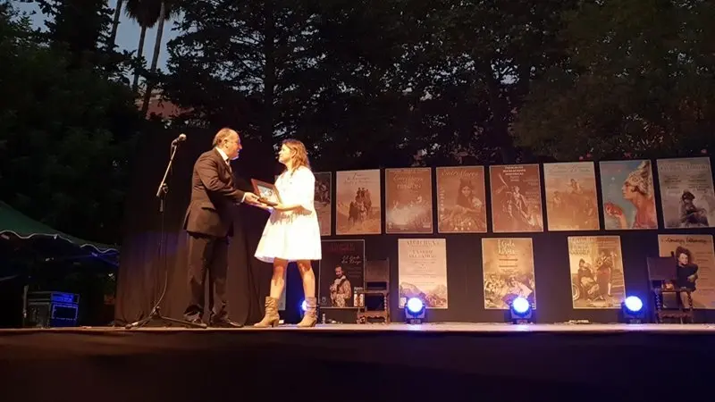 Un instante de la entrega de recuerdo a &ldquo;La Teatrera&rdquo;