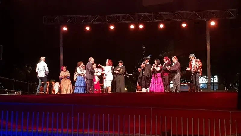 Un instante de la entrega de recuerdo a la asociaci&oacute;n de la  Recreaci&oacute;n de &ldquo;Mar&iacute;a la Tinajera&rdquo;