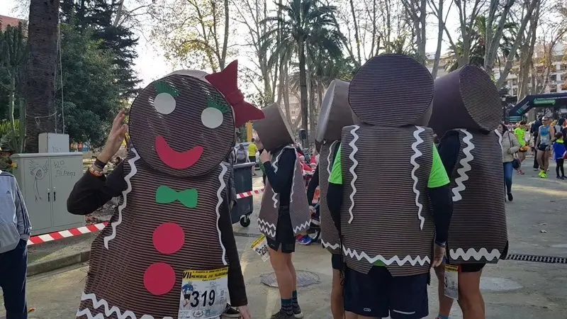Disfraces, diversi&oacute;n, y deporte combinado con solidaridad en la edici&oacute;n 2018 de la popular Carrera de Navidad organizada por el club Veteranos Atletismo de Algeciras (2)