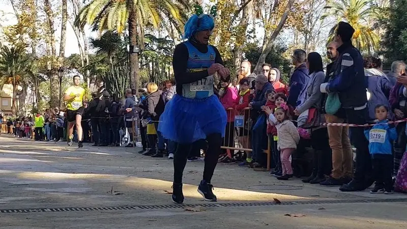 Disfraces, diversi&oacute;n, y deporte combinado con solidaridad en la edici&oacute;n 2018 de la popular Carrera de Navidad organizada por el club Veteranos Atletismo de Algeciras (9)